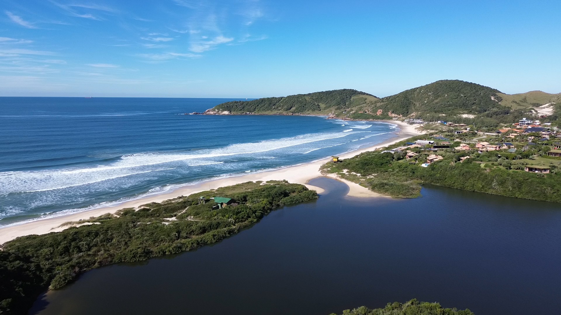 Vista aérea da Lagoa do Meio, da Praia do Rosa e do mar