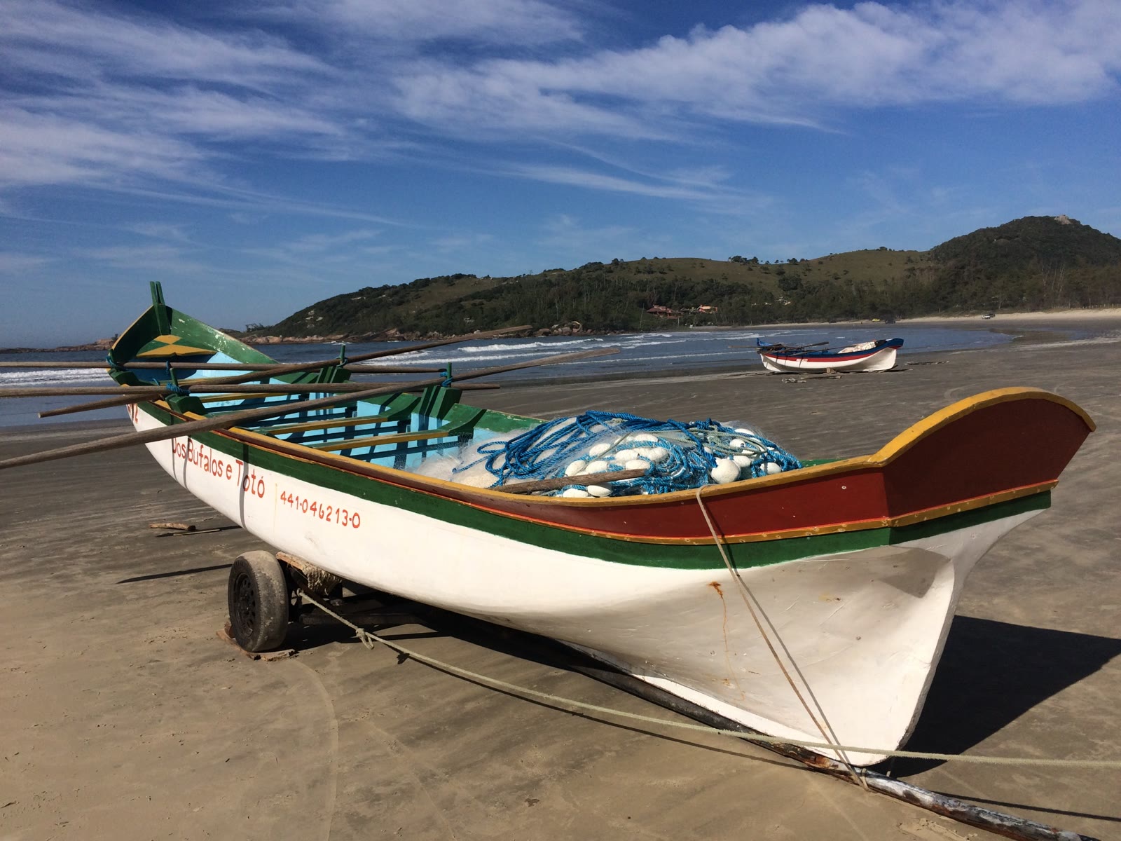 Barco de pesca com redes na Praia do Rosa