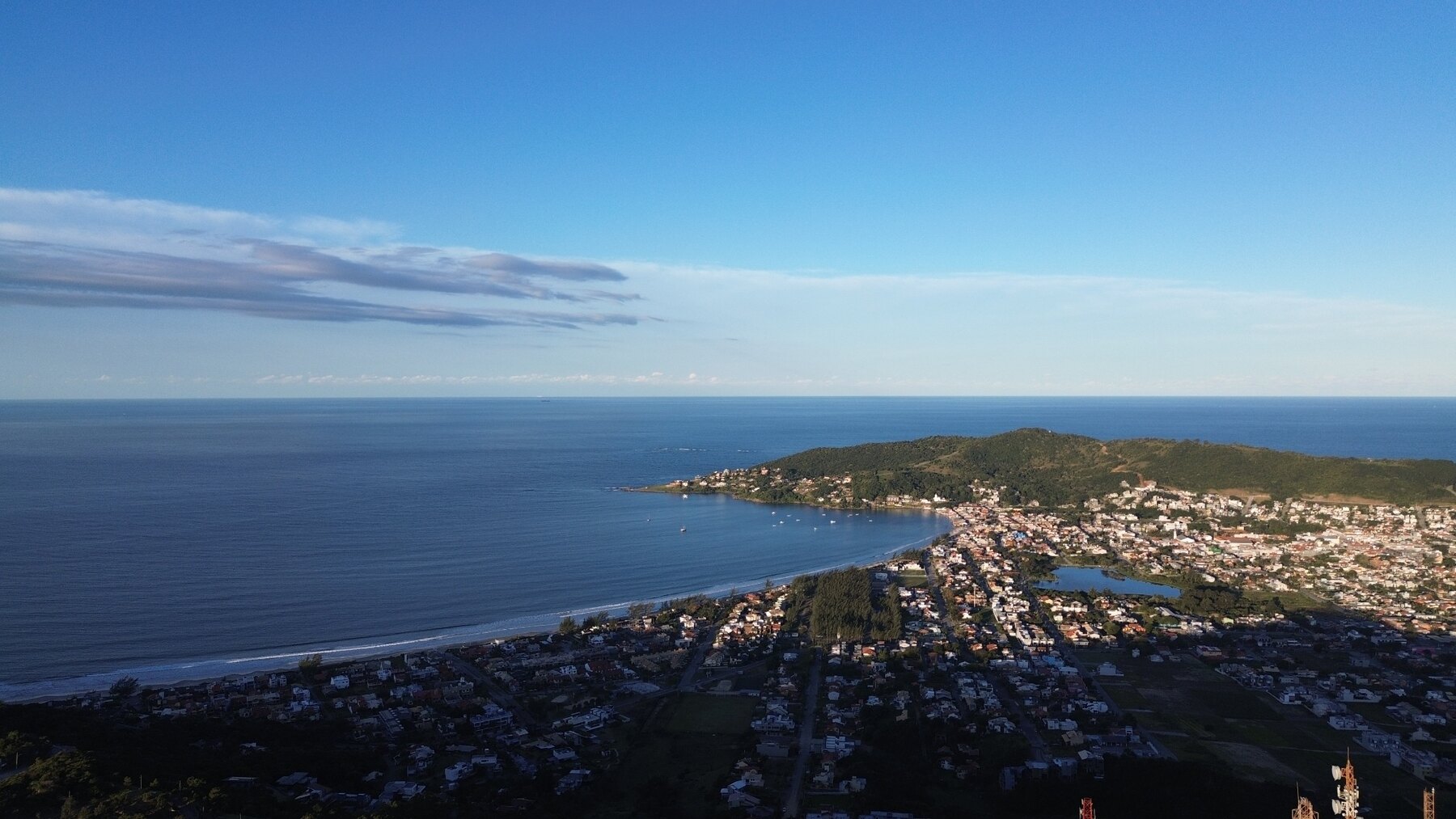 Vista aérea de Garopaba, com o mar e a cidade