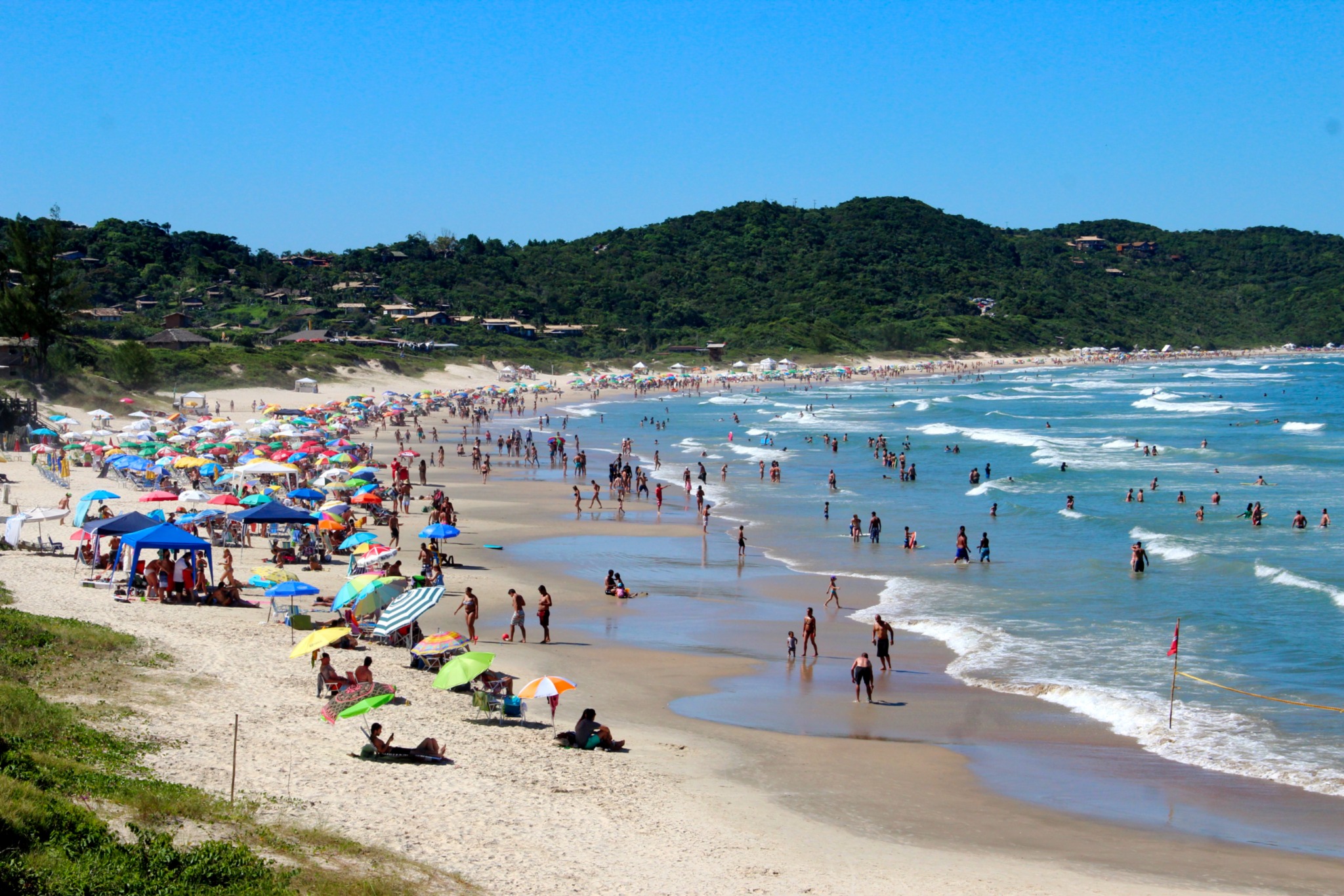 Praia do Rosa movimentada durante o verão