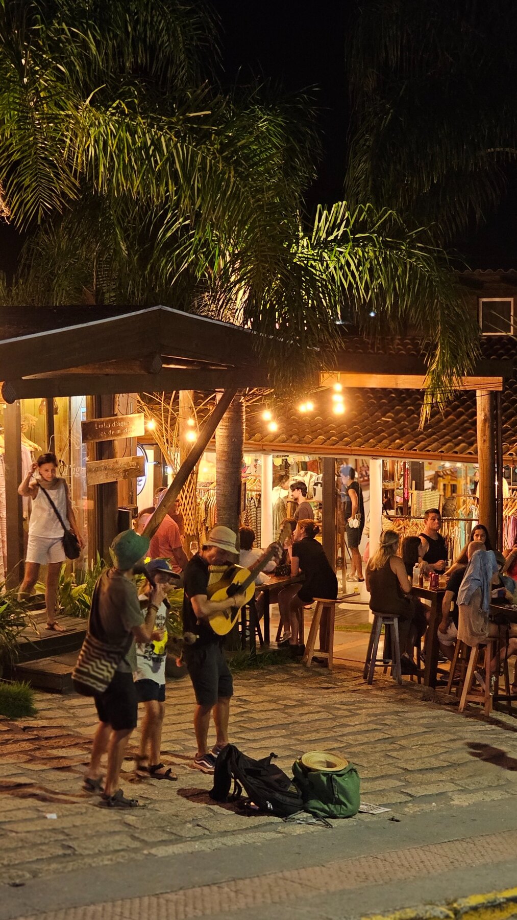 Música e movimento no centrinho da Praia do Rosa à noite